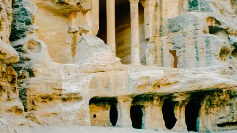 عمارة البتراء المنحوتة في الصخر في الأردن