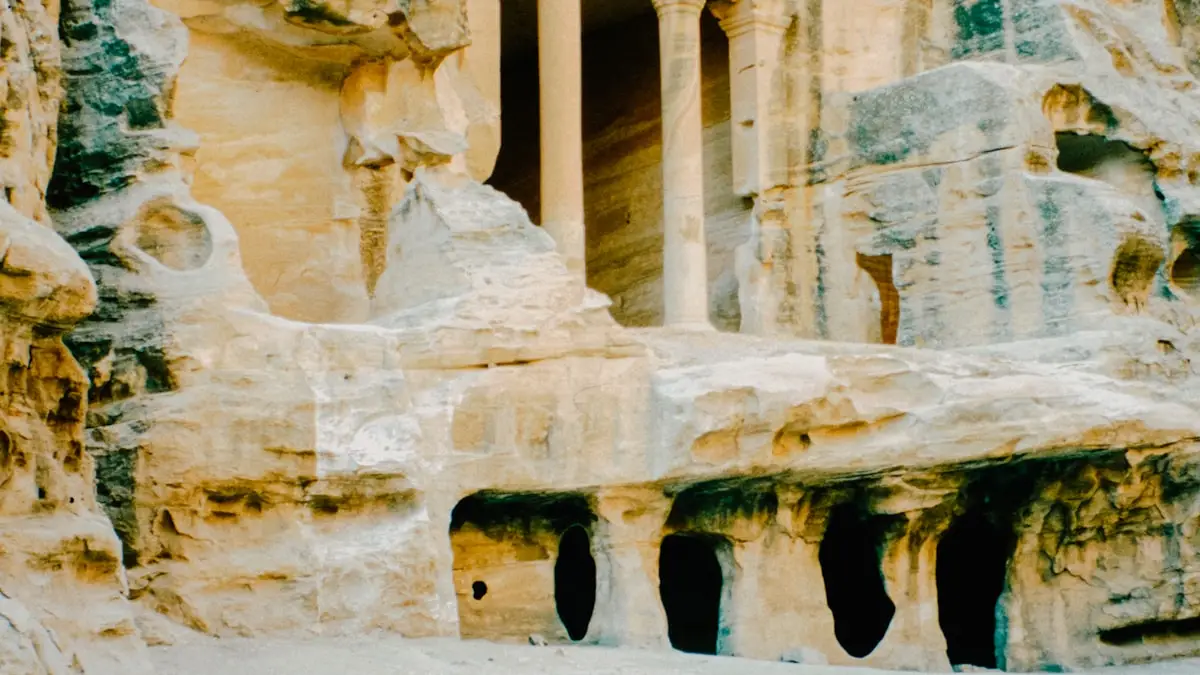 عمارة البتراء المنحوتة في الصخر في الأردن